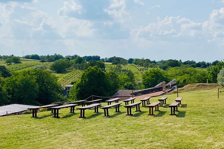Neszmélyi Borvidék panoráma kilátása a Calix Borteraszról